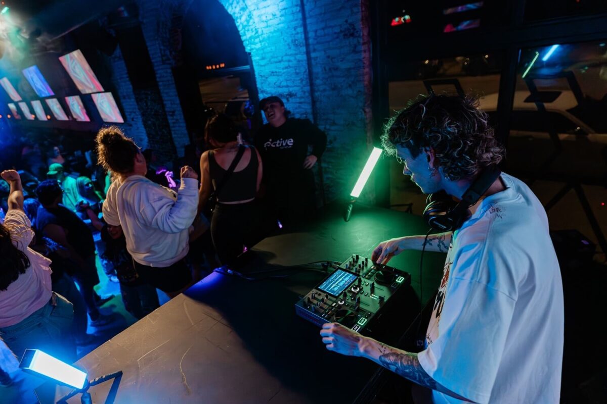 DJ garso pultas Denon DJ Prime Go +