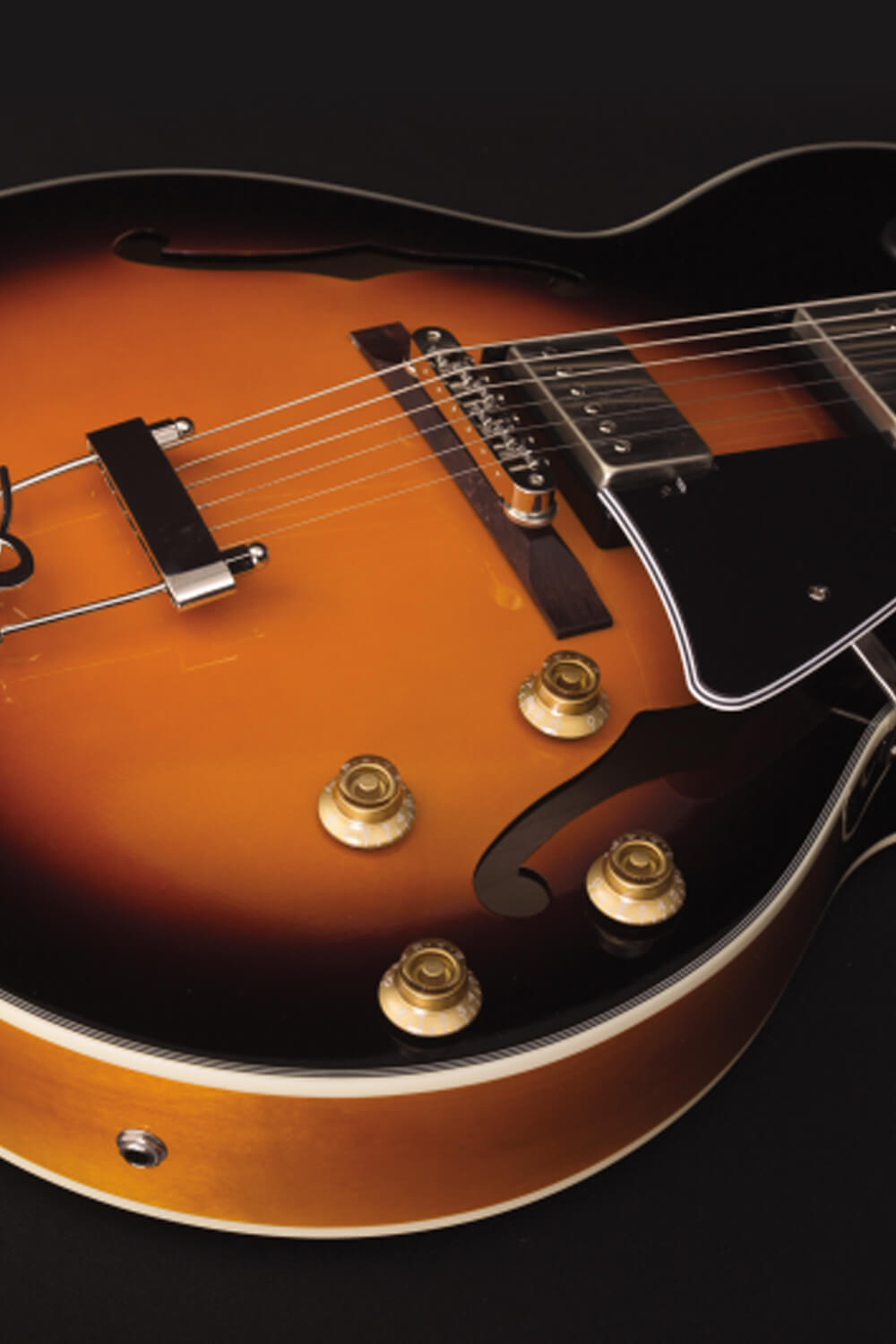 cort-hollow-body-yorktown-electric-guitar-lifestyle-6